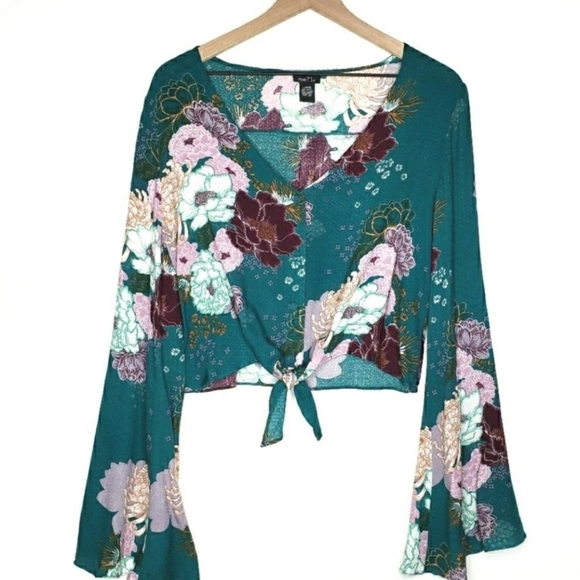 Rue 21 Tie front , bell sleeved crop top. - Picture 5 of 8